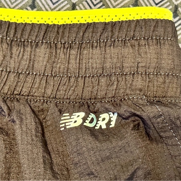 New Balance Women’s Impact 2-in-1 Run Short Size L - Picture 7 of 9